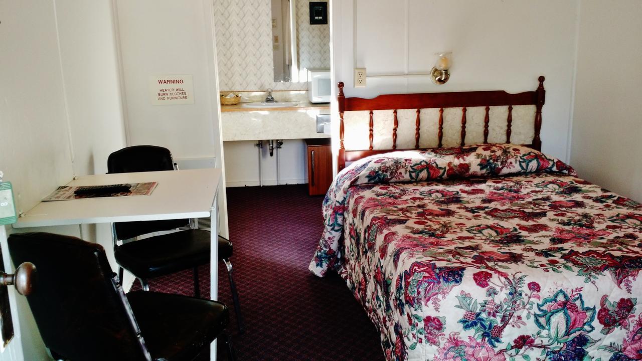 East Glacier Motel & Cabins East Glacier Park Village Bagian luar foto